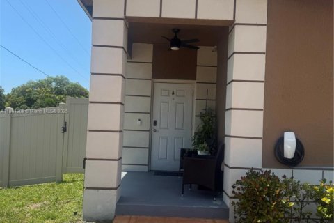 Commercial property in Oakland Park, Florida 263.84 sq.m. № 1752031 - photo 4