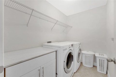Casa en venta en Orlando, Florida, 5 dormitorios, 293.2 m2 № 1899355 - foto 28