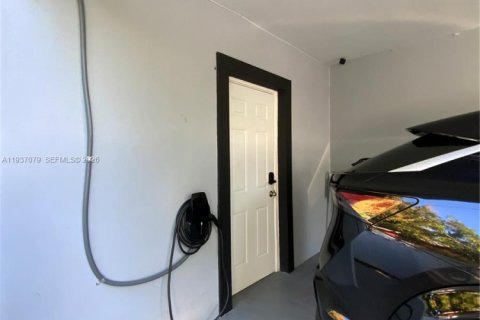 Casa en venta en Miami Gardens, Florida, 3 dormitorios, 165.92 m2 № 2063848 - foto 29