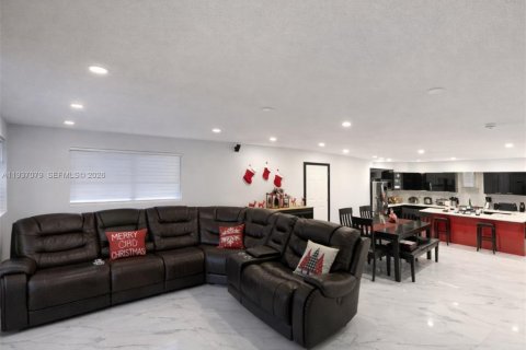 Casa en venta en Miami Gardens, Florida, 3 dormitorios, 165.92 m2 № 2063848 - foto 3