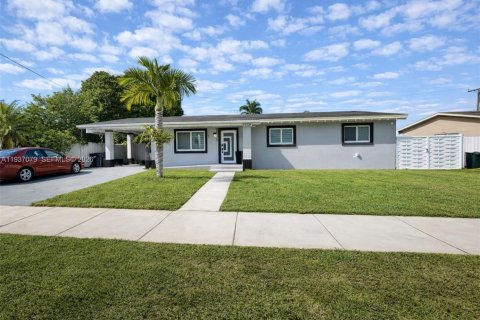 Casa en venta en Miami Gardens, Florida, 3 dormitorios, 165.92 m2 № 2063848 - foto 2