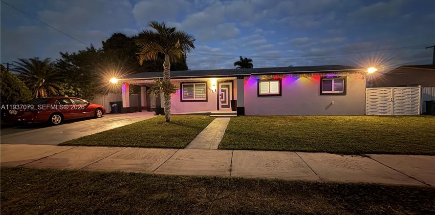 Casa en Miami Gardens, Florida 3 dormitorios, 165.92 m2 № 2063848