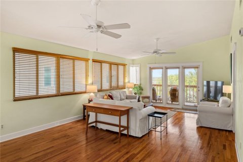 House in New Smyrna Beach, Florida 4 bedrooms, 230.03 sq.m. № 1781036 - photo 15