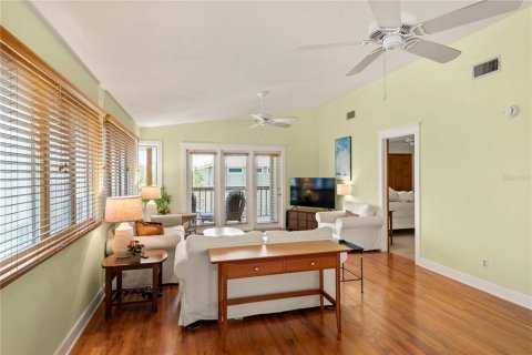House in New Smyrna Beach, Florida 4 bedrooms, 230.03 sq.m. № 1781036 - photo 14