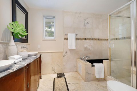 Casa en venta en Miami, Florida, 4 dormitorios, 287.07 m2 № 1221857 - foto 8