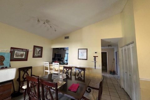 House in Miami, Florida 3 bedrooms, 127 sq.m. № 2041685 - photo 4