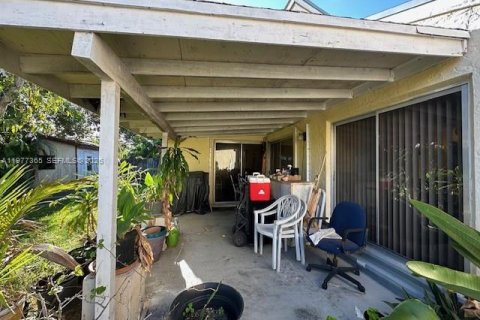House in Miami, Florida 3 bedrooms, 127 sq.m. № 2041685 - photo 14