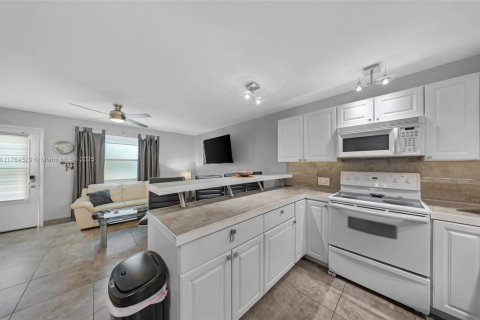 Condo in Miami, Florida, 1 bedroom  № 1715644 - photo 7