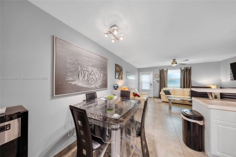 Condo in Miami, Florida, 1 bedroom  № 1715644 - photo 10