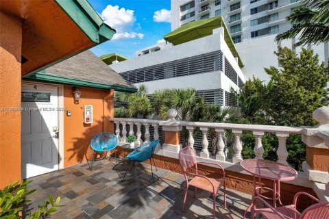 Villa ou maison à louer à Miami, Floride: 41.81 m2 № 1957125 - photo 3