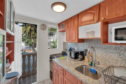 Villa ou maison à louer à Miami, Floride: 41.81 m2 № 1957125 - photo 11