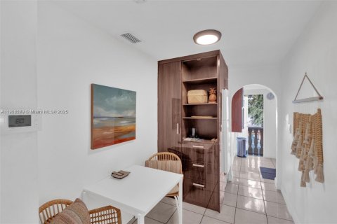 Villa ou maison à louer à Miami, Floride: 41.81 m2 № 1957125 - photo 12