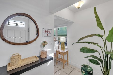 Villa ou maison à louer à Miami, Floride: 41.81 m2 № 1957125 - photo 5