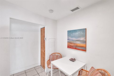 Villa ou maison à louer à Miami, Floride: 41.81 m2 № 1957125 - photo 13