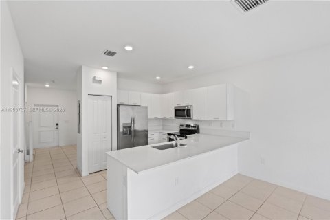 Touwnhouse à vendre à Miami, Floride: 3 chambres, 129.41 m2 № 2011979 - photo 18