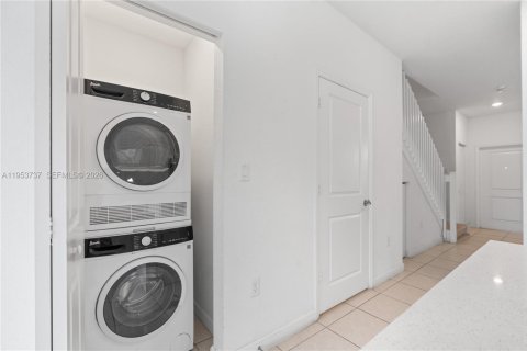 Touwnhouse à vendre à Miami, Floride: 3 chambres, 129.41 m2 № 2011979 - photo 30
