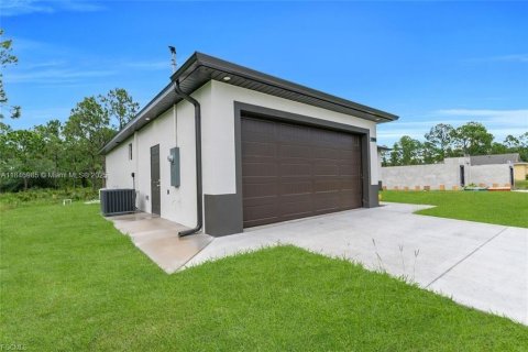 House in Lehigh Acres, Florida 4 bedrooms № 1846297 - photo 7