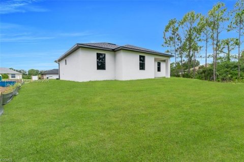 House in Lehigh Acres, Florida 4 bedrooms № 1846297 - photo 5