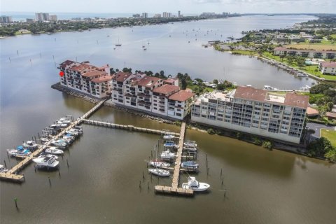 Condo in Daytona Beach, Florida, 3 bedrooms № 2330536 - photo 25