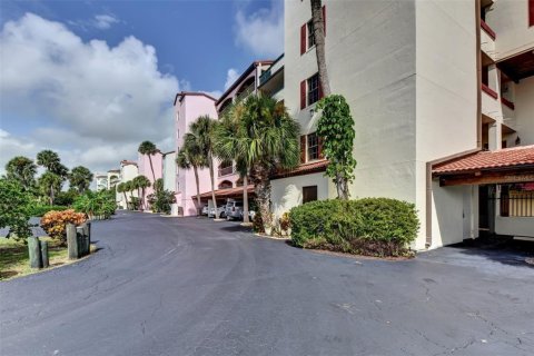 Condo in Daytona Beach, Florida, 3 bedrooms № 2330536 - photo 5