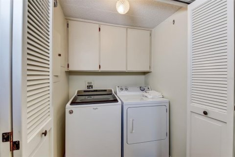 Condo in Daytona Beach, Florida, 3 bedrooms № 2330536 - photo 17