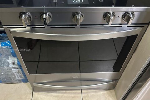 Commercial property in Opa-locka, Florida 247.4 sq.m. № 1940881 - photo 4