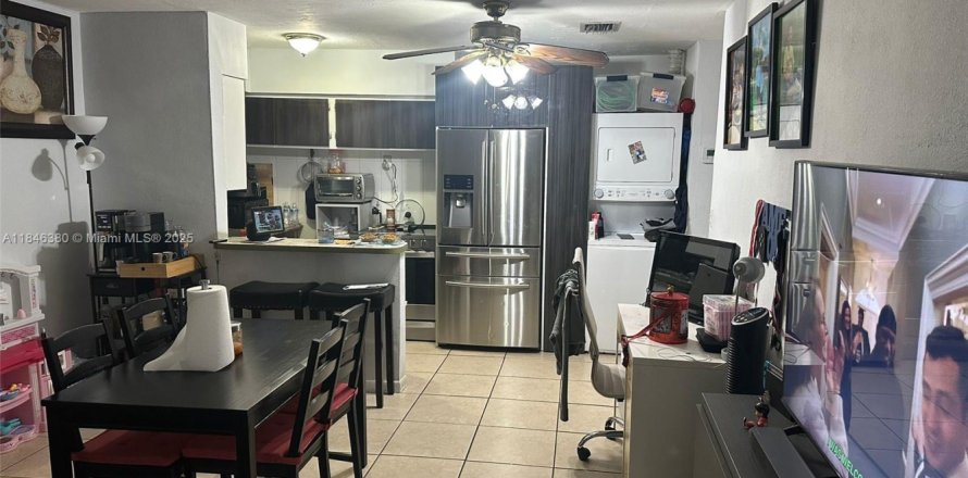 Commercial property in Opa-locka, Florida 247.4 sq.m. № 1940881