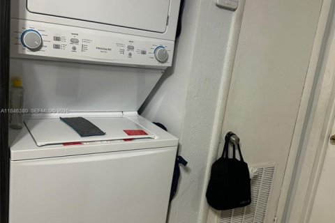 Commercial property in Opa-locka, Florida 247.4 sq.m. № 1940881 - photo 14