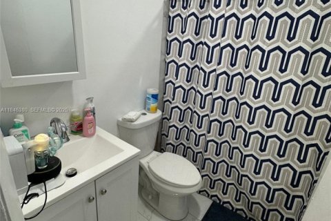 Commercial property in Opa-locka, Florida 247.4 sq.m. № 1940881 - photo 19