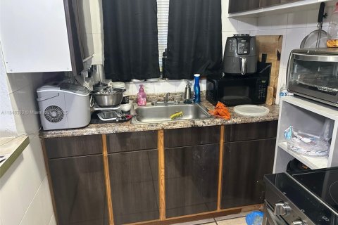 Commercial property in Opa-locka, Florida 247.4 sq.m. № 1940881 - photo 2