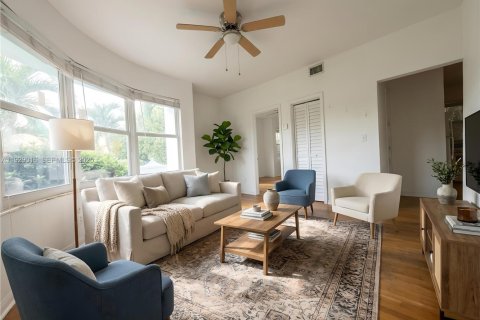 Condo in Miami Beach, Florida, 1 bedroom  № 1988535 - photo 1