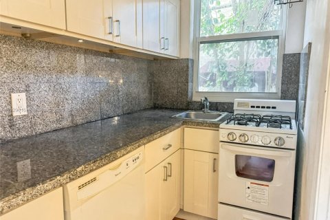 Condo in Miami Beach, Florida, 1 bedroom  № 1988535 - photo 10