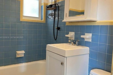 Condo in Miami Beach, Florida, 1 bedroom  № 1988535 - photo 11