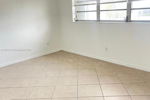House in Miami, Florida 3 bedrooms, 111.48 sq.m. № 1978891 - photo 5