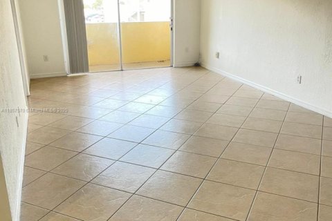 House in Miami, Florida 3 bedrooms, 111.48 sq.m. № 1978891 - photo 3