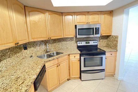 House in Miami, Florida 3 bedrooms, 111.48 sq.m. № 1978891