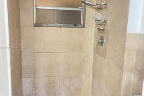 House in Miami, Florida 3 bedrooms, 111.48 sq.m. № 1978891 - photo 7