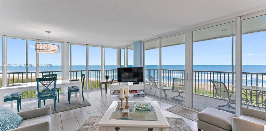 Condominio en Hutchinson Island South, Florida, 2 dormitorios  № 2045505