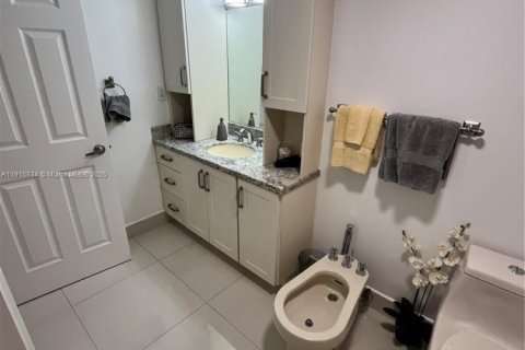 Купить кондоминиум в Халландейл-Бич, Флорида 2 спальни, 147.81м2, № 1972529 - фото 30