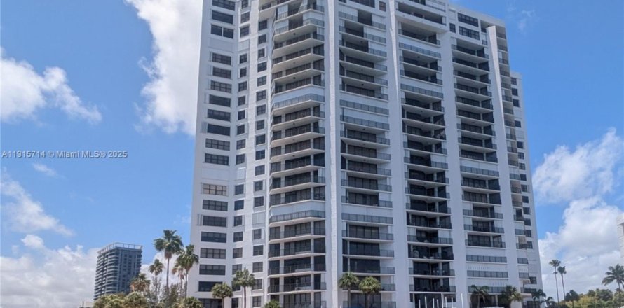 Кондоминиум с 2 спальнями в Халландейл-Бич, Флорида № 1972529