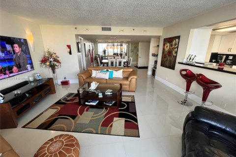 Купить кондоминиум в Халландейл-Бич, Флорида 2 спальни, 147.81м2, № 1972529 - фото 10