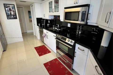 Купить кондоминиум в Халландейл-Бич, Флорида 2 спальни, 147.81м2, № 1972529 - фото 14