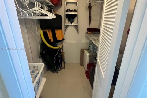 Купить кондоминиум в Халландейл-Бич, Флорида 2 спальни, 147.81м2, № 1972529 - фото 23