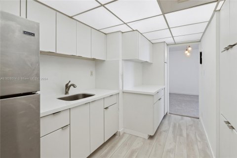 Condo in Miami Beach, Florida  № 1943052 - photo 7