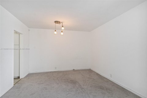 Condo in Miami Beach, Florida  № 1943052 - photo 10