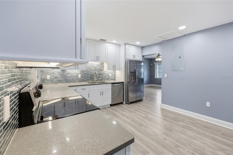 Villa ou maison à vendre à Tampa, Floride: 2 chambres, 93.37 m2 № 2426997 - photo 8