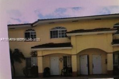 Condominio en alquiler en Hialeah, Florida, 3 dormitorios, 110.55 m2 № 1993144 - foto 1