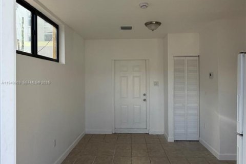 Apartment in Miami, Florida 1 bedroom, 218.51 sq.m. № 2000821 - photo 3