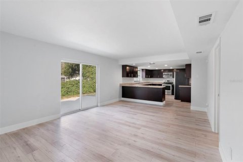 Casa en venta en Tarpon Springs, Florida, 5 dormitorios, 247.96 m2 № 1853511 - foto 9