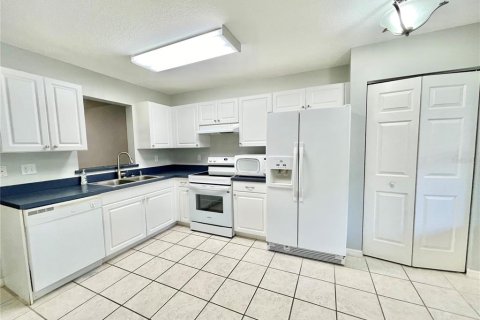 Condo in Gainesville, Florida, 2 bedrooms № 2104339 - photo 2